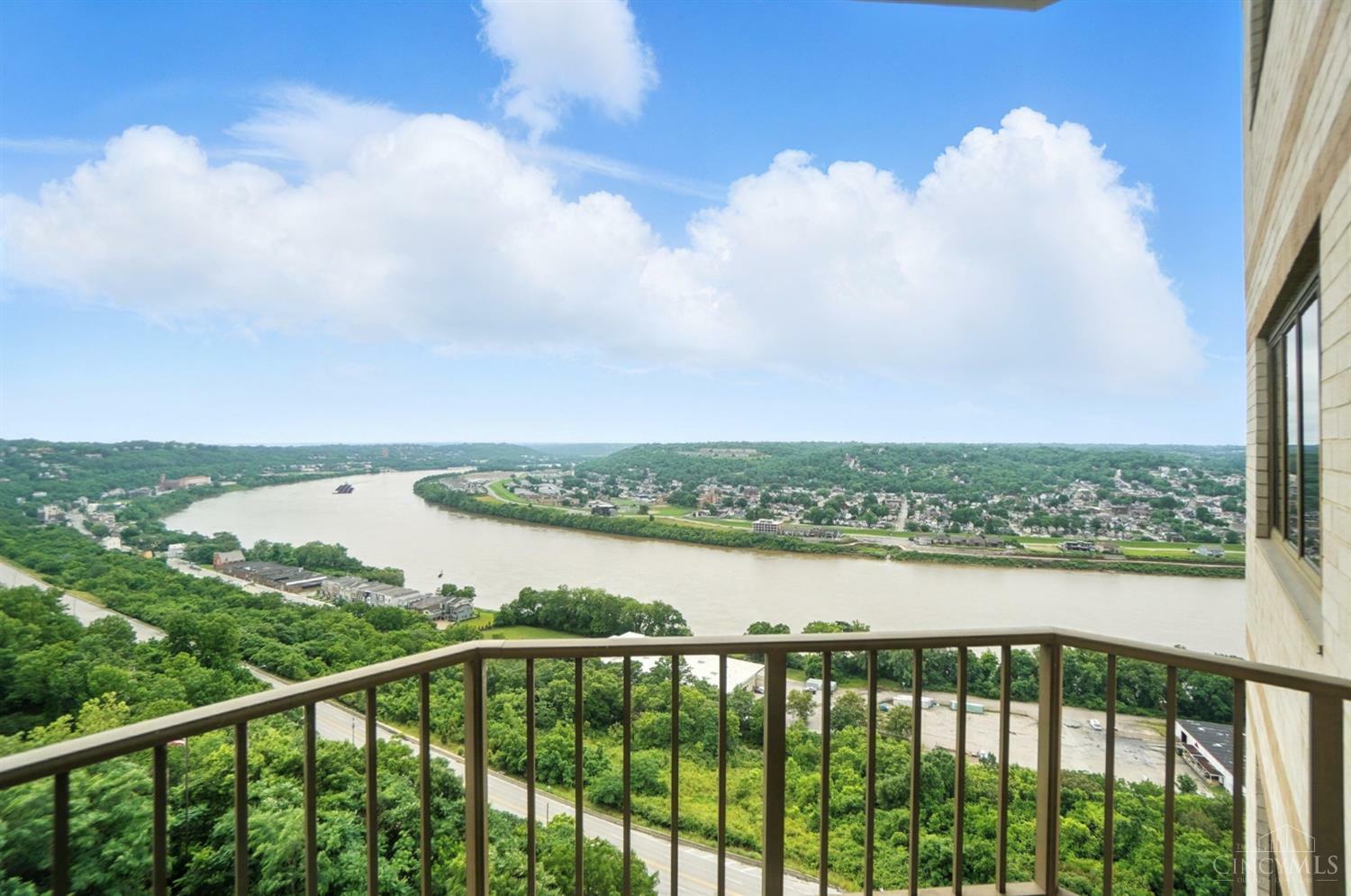 Property Photo: 1201 Edgecliff Place OH 45206
