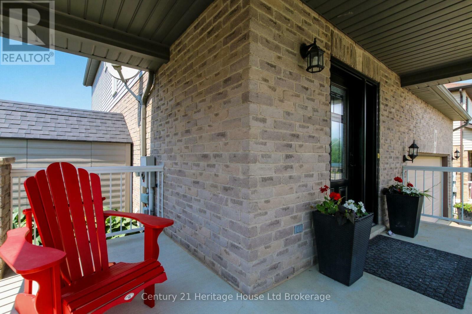 Photo de la propriété: 63 Woodhatch Crescent ON N5C 0A3