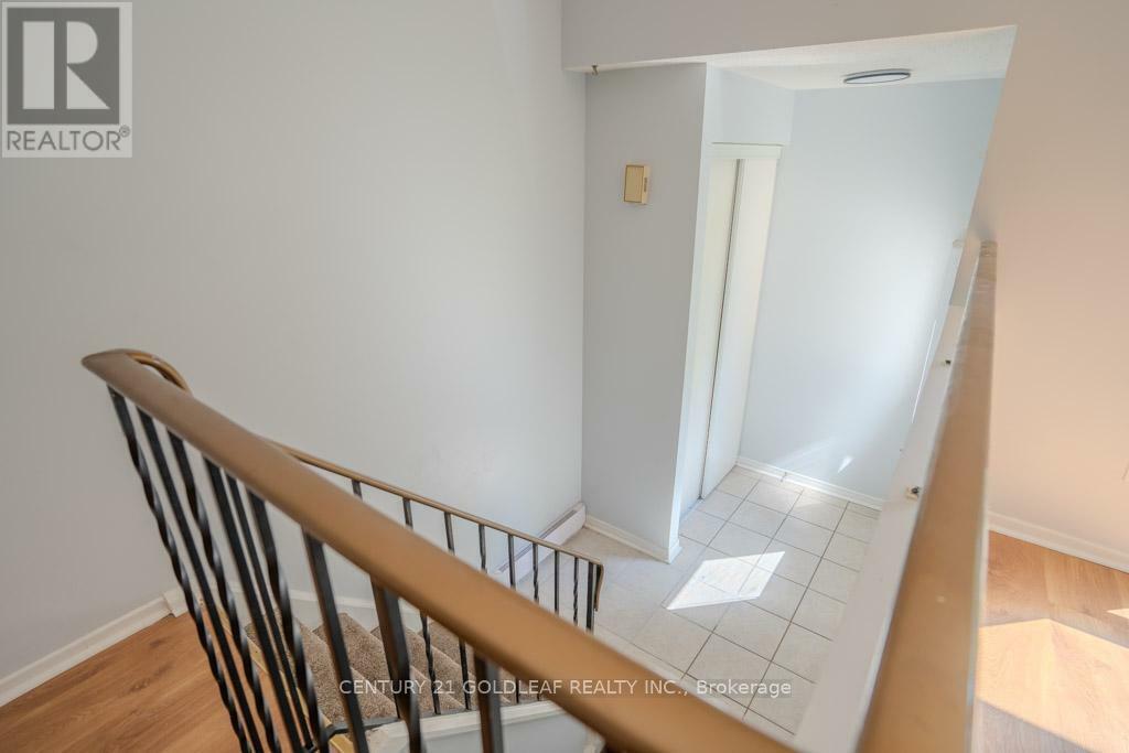 Property Photo: 5 Sonnet Crescent 75 ON K2H 8W8
