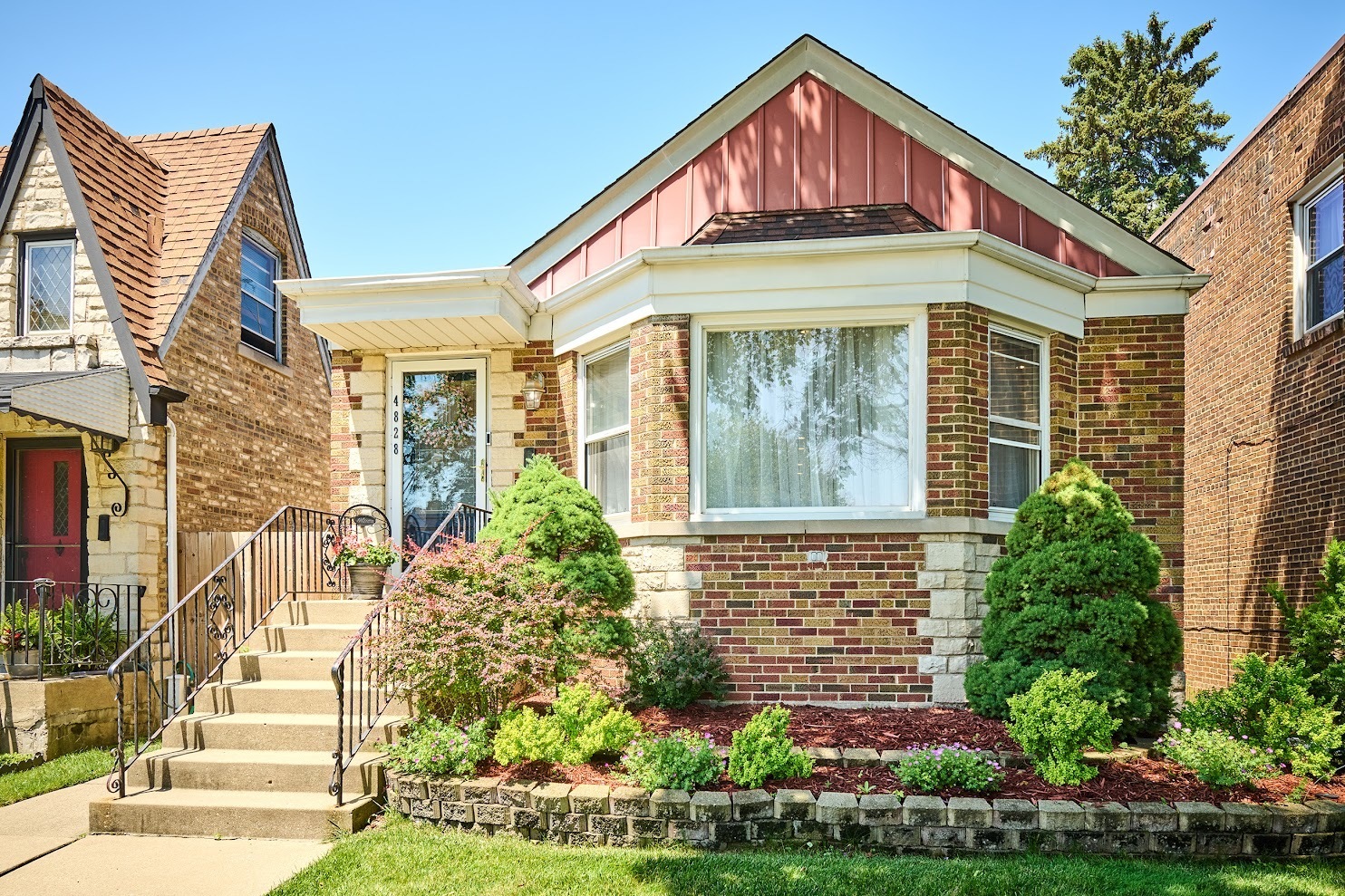 Property Photo: 4828 W Berwyn Avenue IL 60630