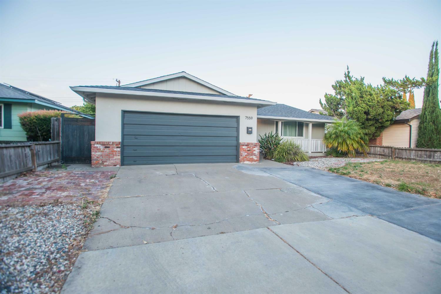 Property Photo: 7559 Thorpe Way CA 95822
