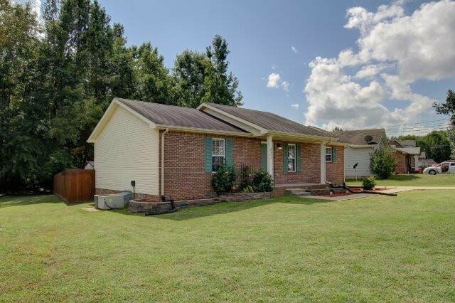 Property Photo: 421 Woodale Dr TN 37042