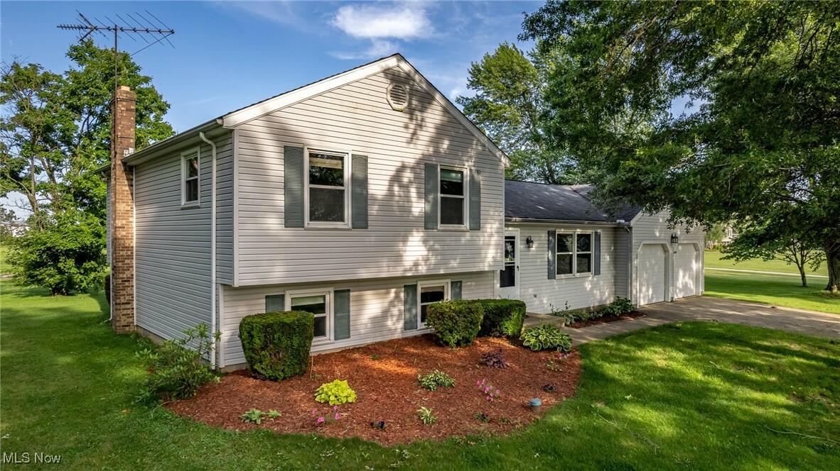Property Photo: 7505 N Honeytown Road OH 44677