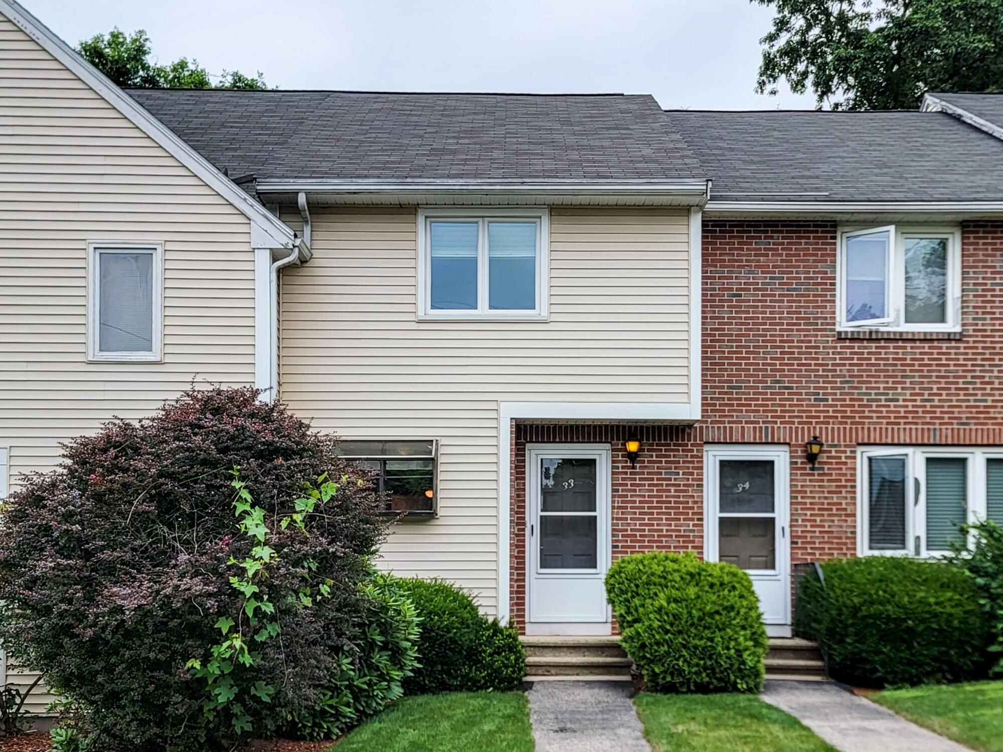 Property Photo: 33 Willow Creek Drive NH 03051