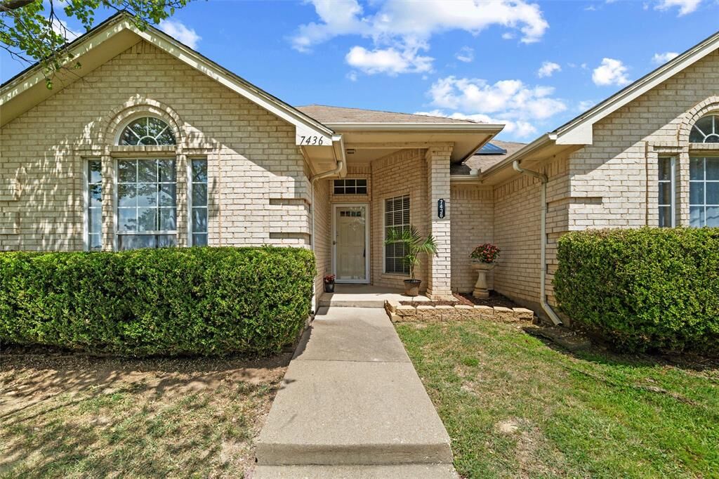 Property Photo: 7436 Bennington Drive TX 76148