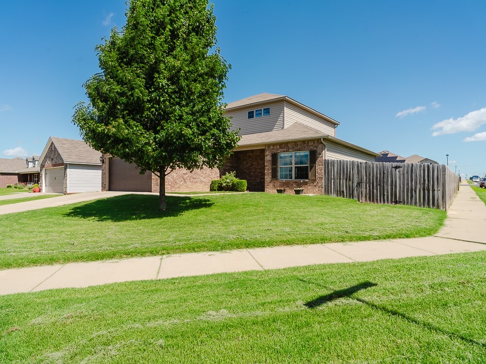 Property Photo: 2202 Elmwood Avenue AR 72745