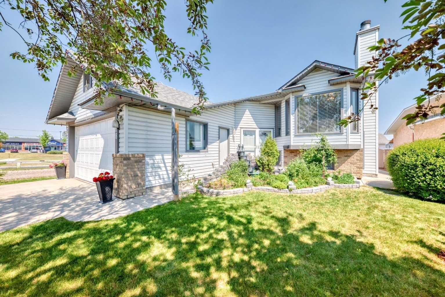 Property Photo: 68 Harvest Oak Way NE AB T3K 3Y2