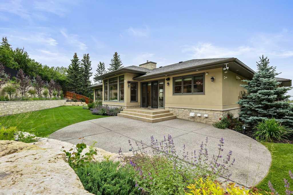 Property Photo:  215 Patton Court SW  AB T2V 5G4 
