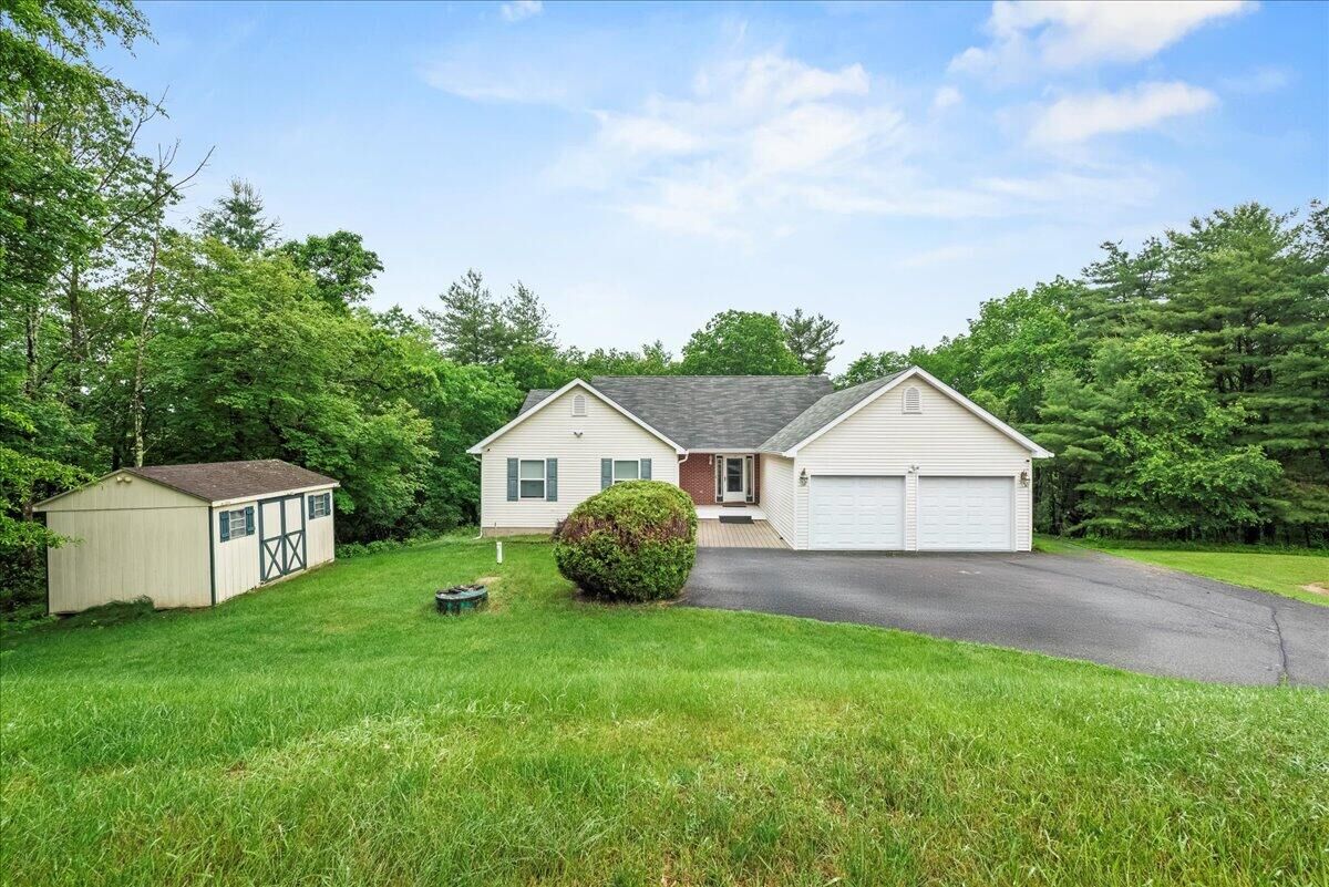 Property Photo: 1623 Mohican Court PA 18330