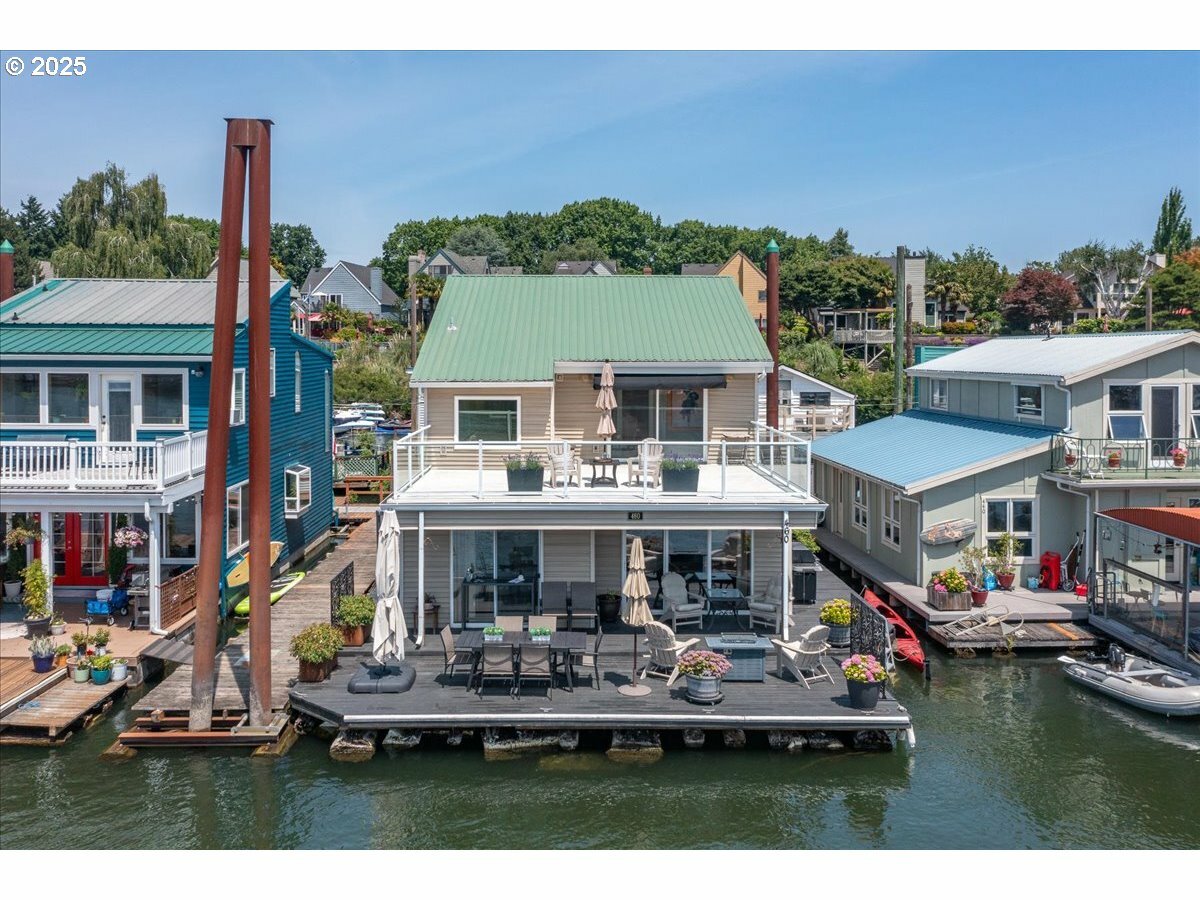 460 N Tomahawk Island Dr  Portland OR 97217 photo