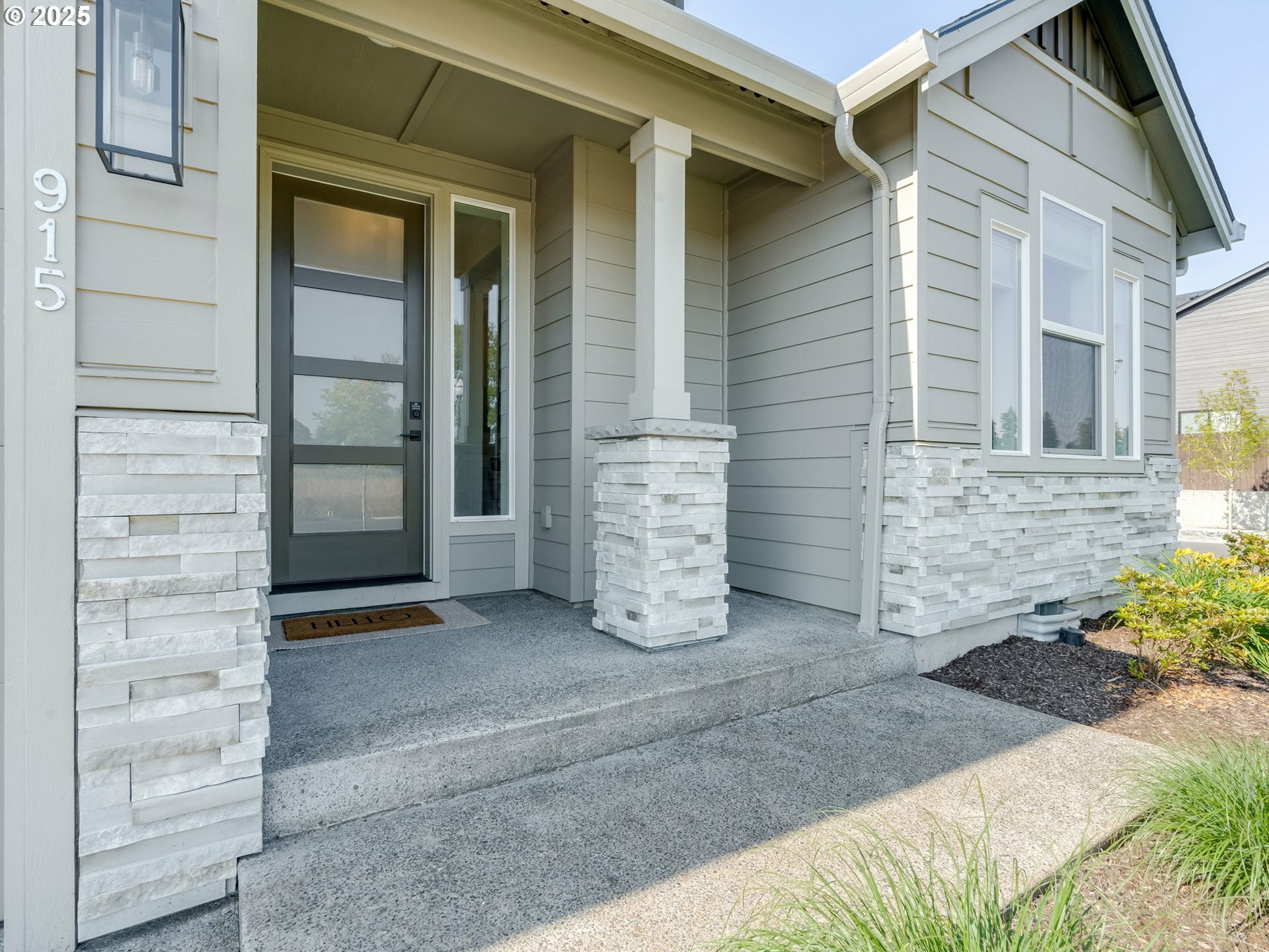 Property Photo:  915 SE 35th St  WA 98604 