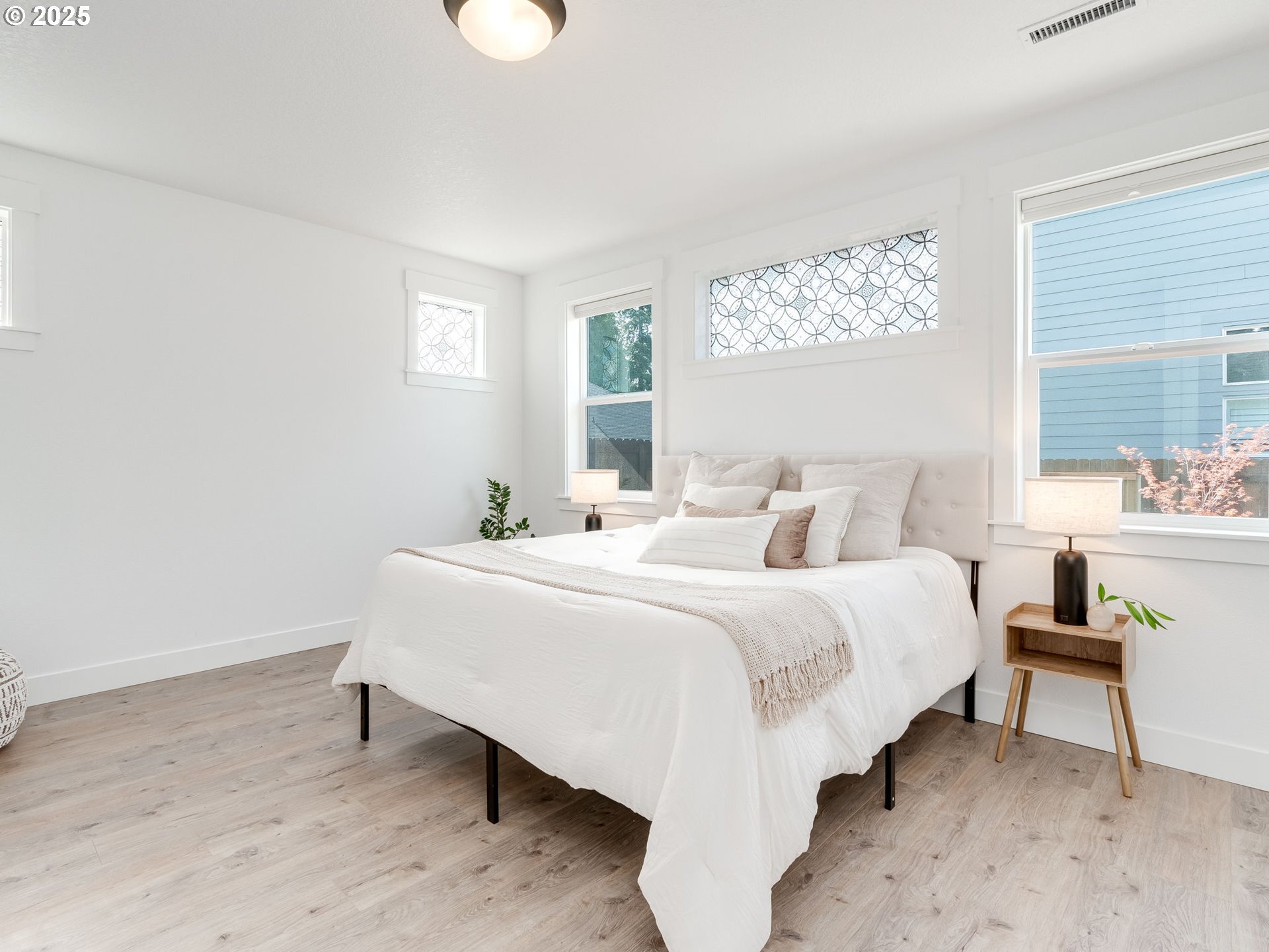 Property Photo:  915 SE 35th St  WA 98604 