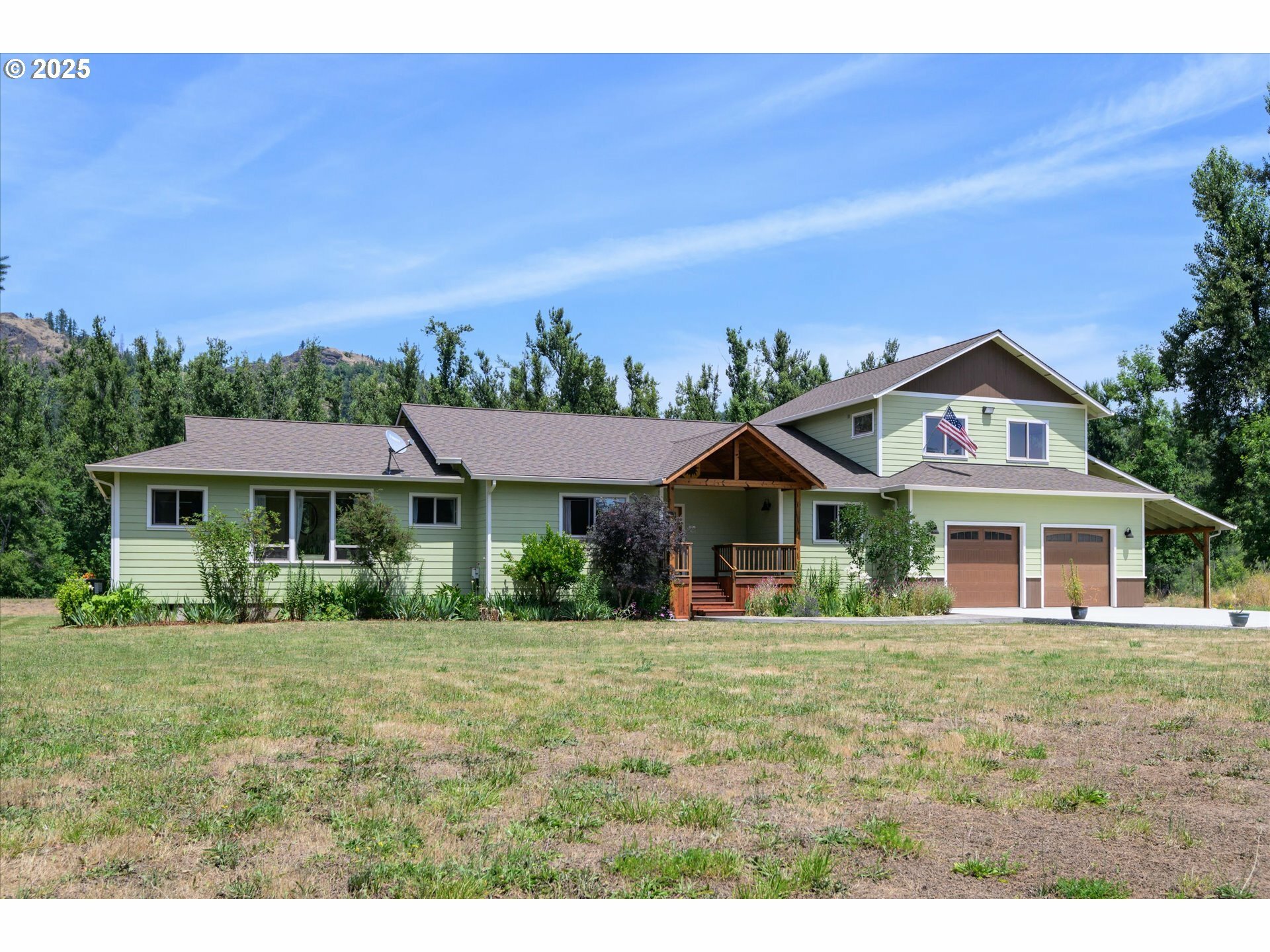 Property Photo: 37381 Riverside Dr OR 97455