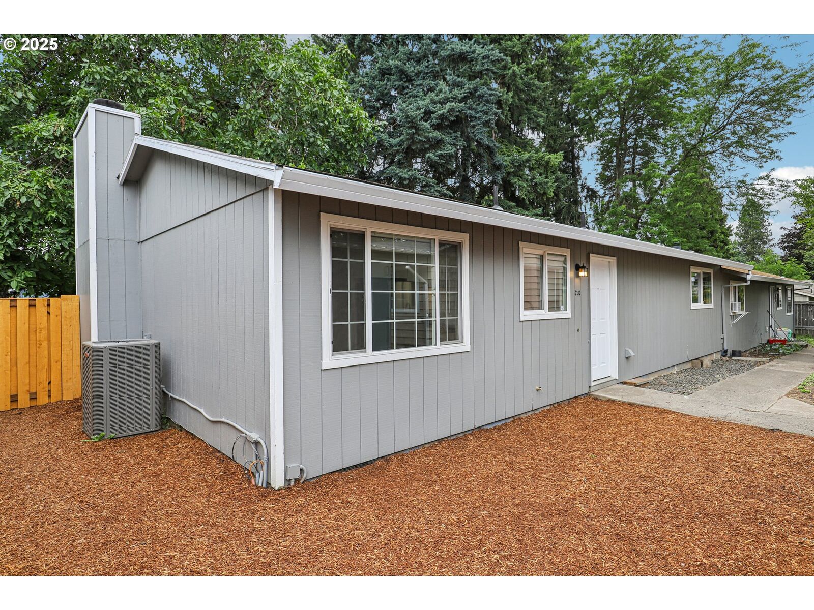 Property Photo:  213 NW Forest St  OR 97124 
