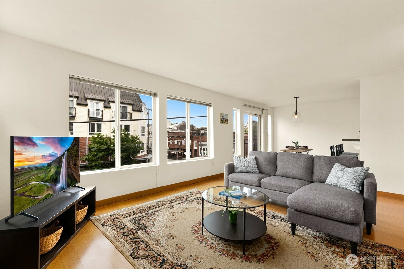 Property Photo: 500 Aloha Street 202 WA 98109