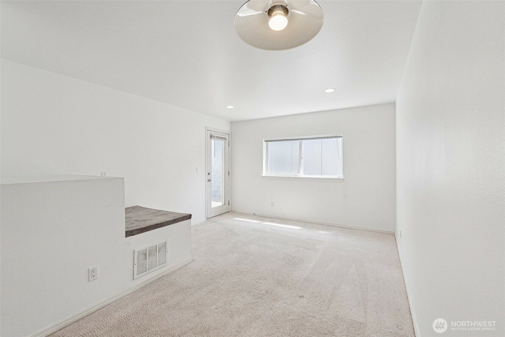 Property Photo: 5624 Roosevelt Way NE 202 WA 98105