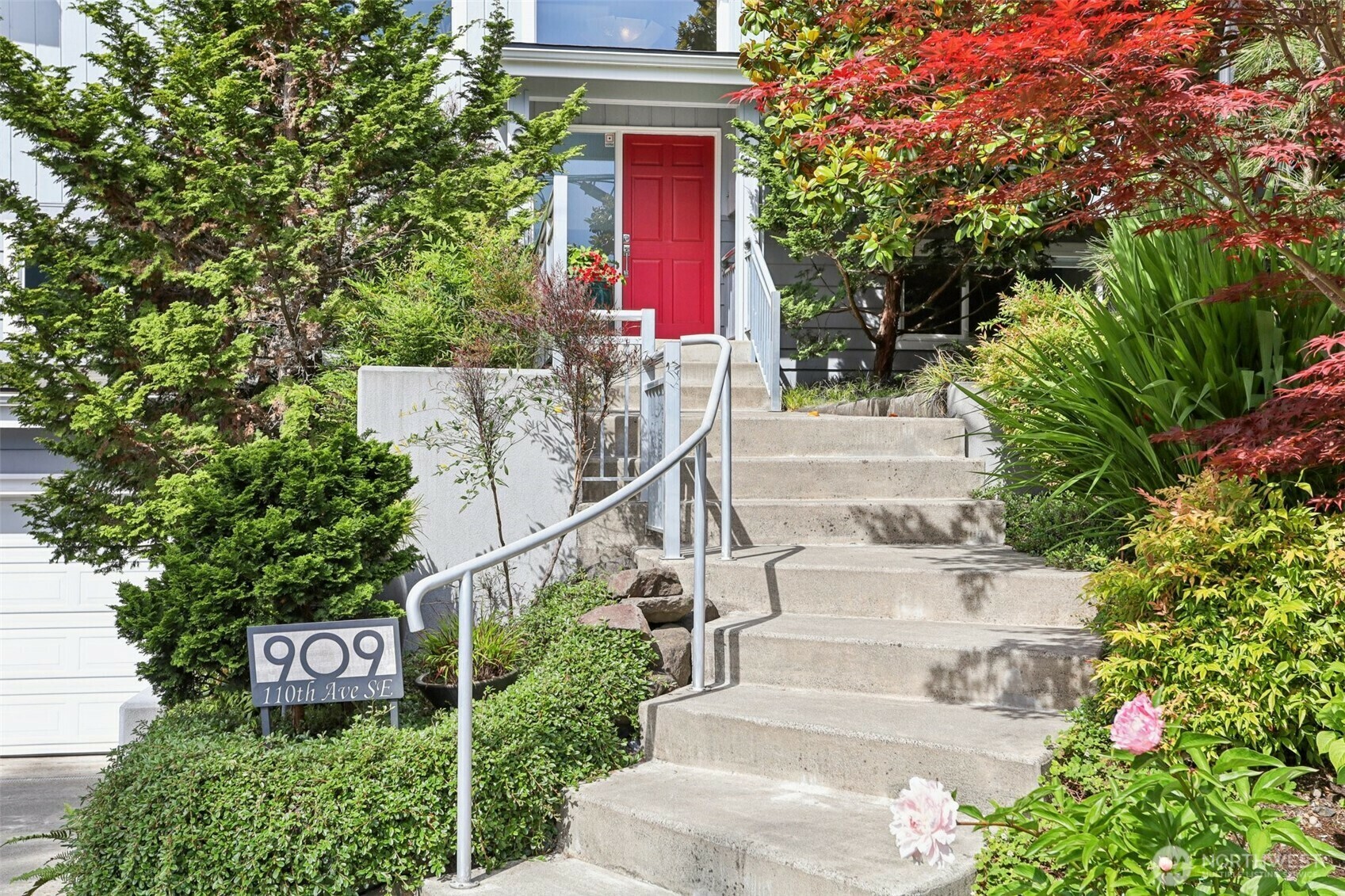 Property Photo:  909  110th Avenue SE  WA 98004 