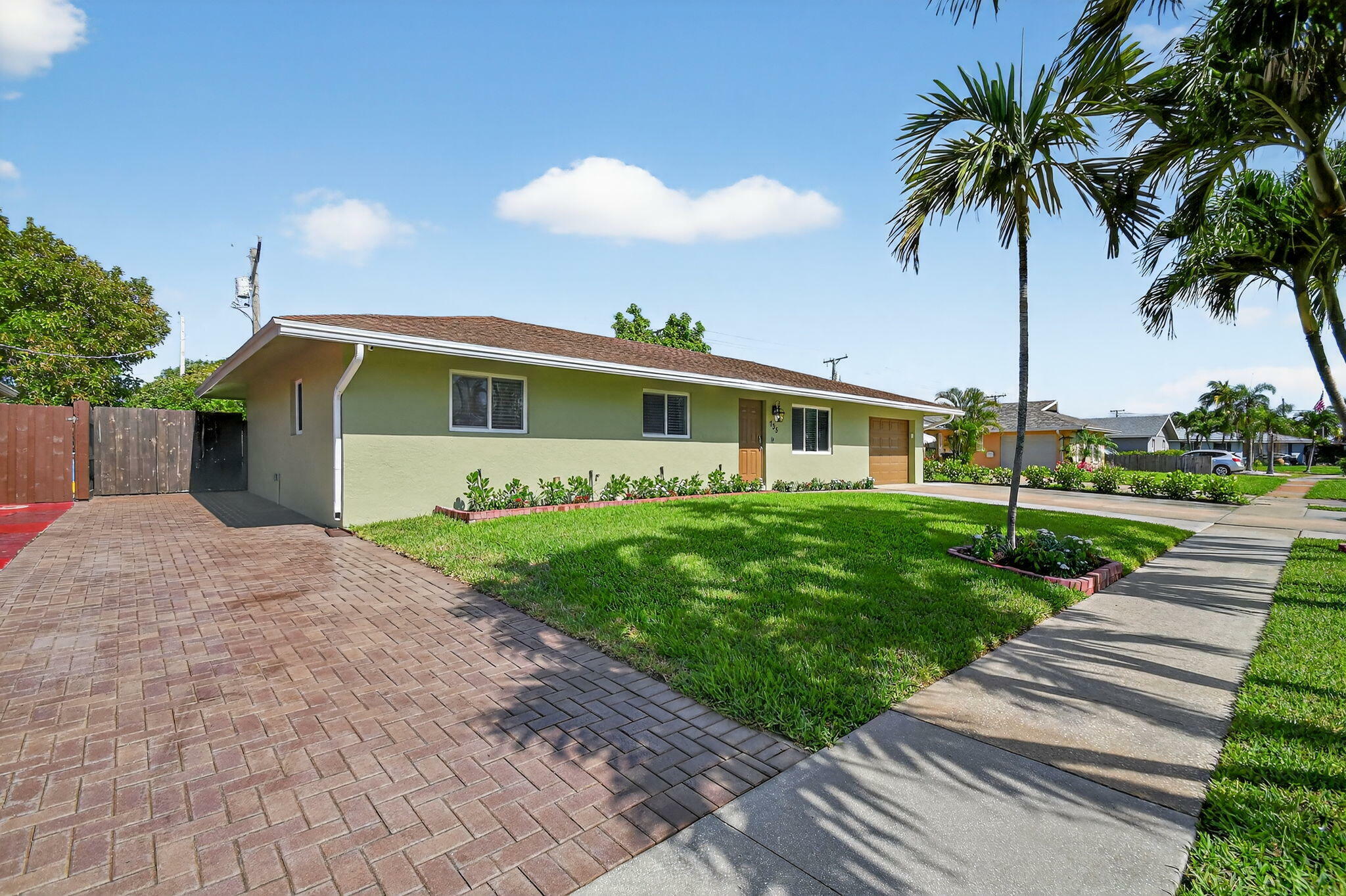 Property Photo: 735 La Costa Way FL 33462