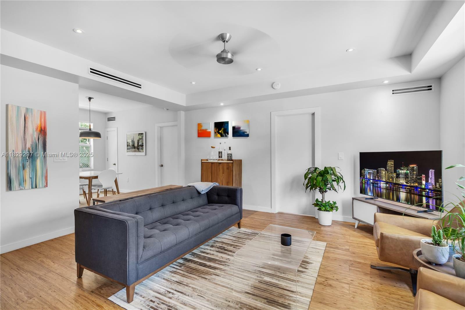 Property Photo: 810 11th Street 102 FL 33139