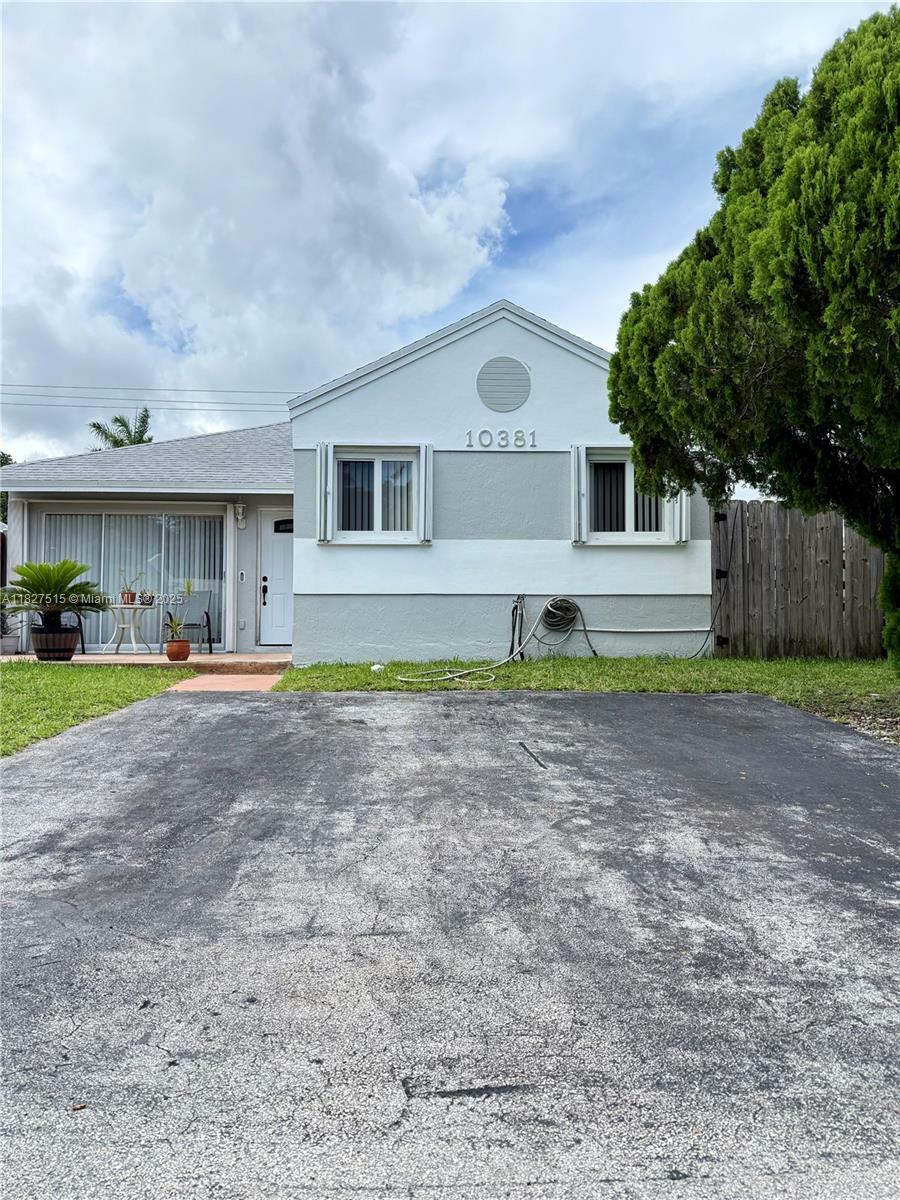 Property Photo: 10381 SW 205th Ter FL 33189