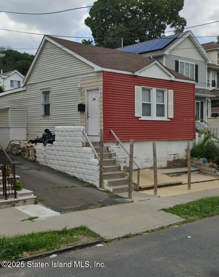 Property Photo:  276 Gordon Street  NY 10304 
