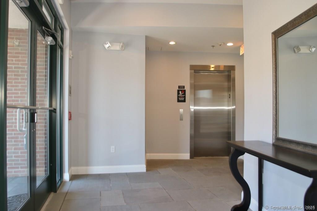 Property Photo: 947 Hope Street 302 CT 06907