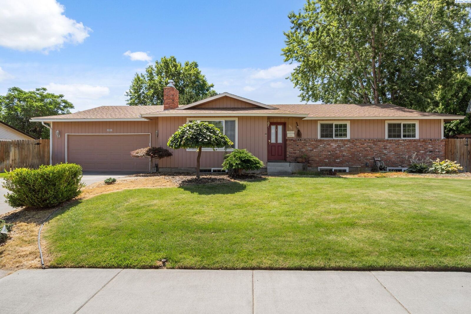 Property Photo:  1931 Poplar  WA 99354 