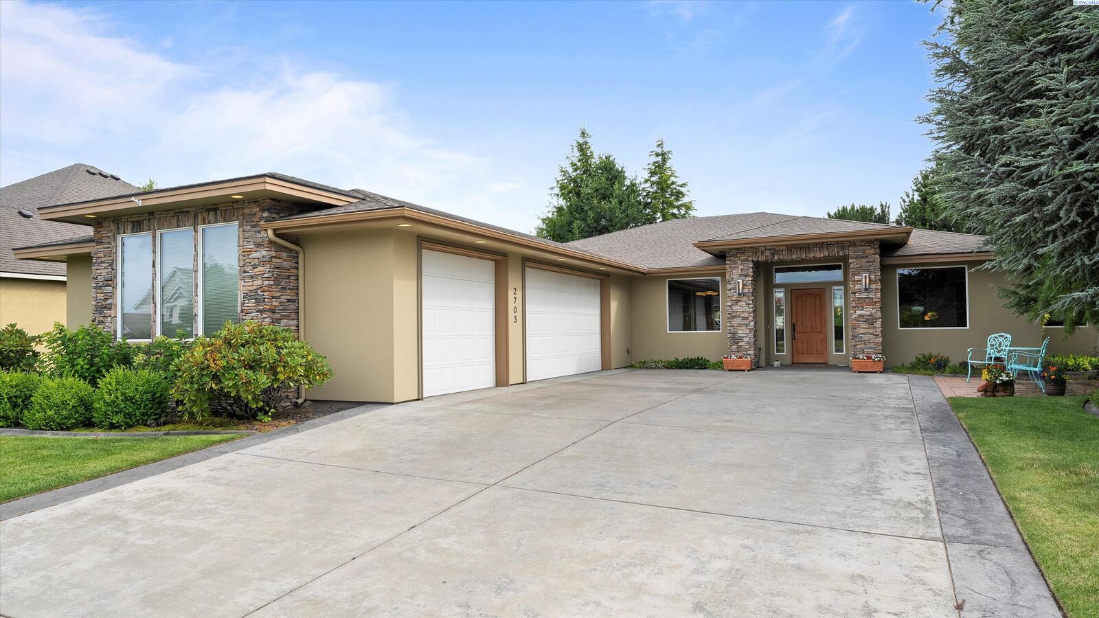 Property Photo:  2703 Sawgrass Loop  WA 99354 
