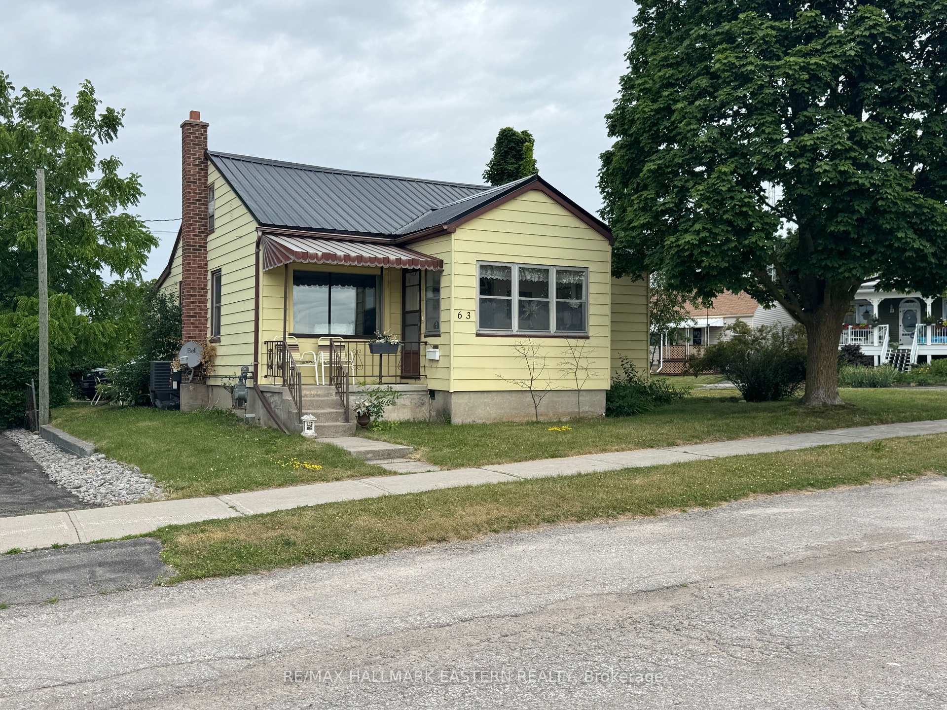 Property Photo: 63 Edgewater Boulevard ON K9H 1A4