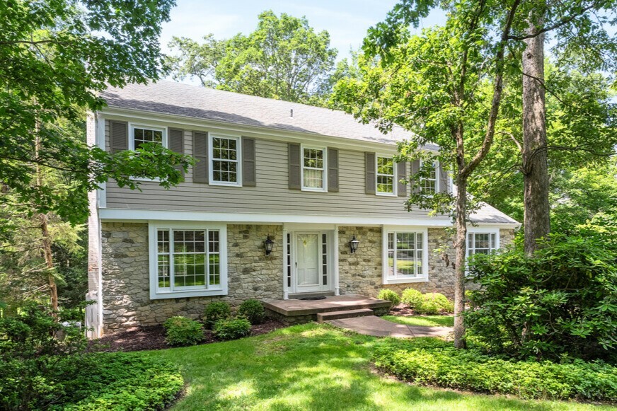 Property Photo:  9807 Woodland Rd N  PA 15237 