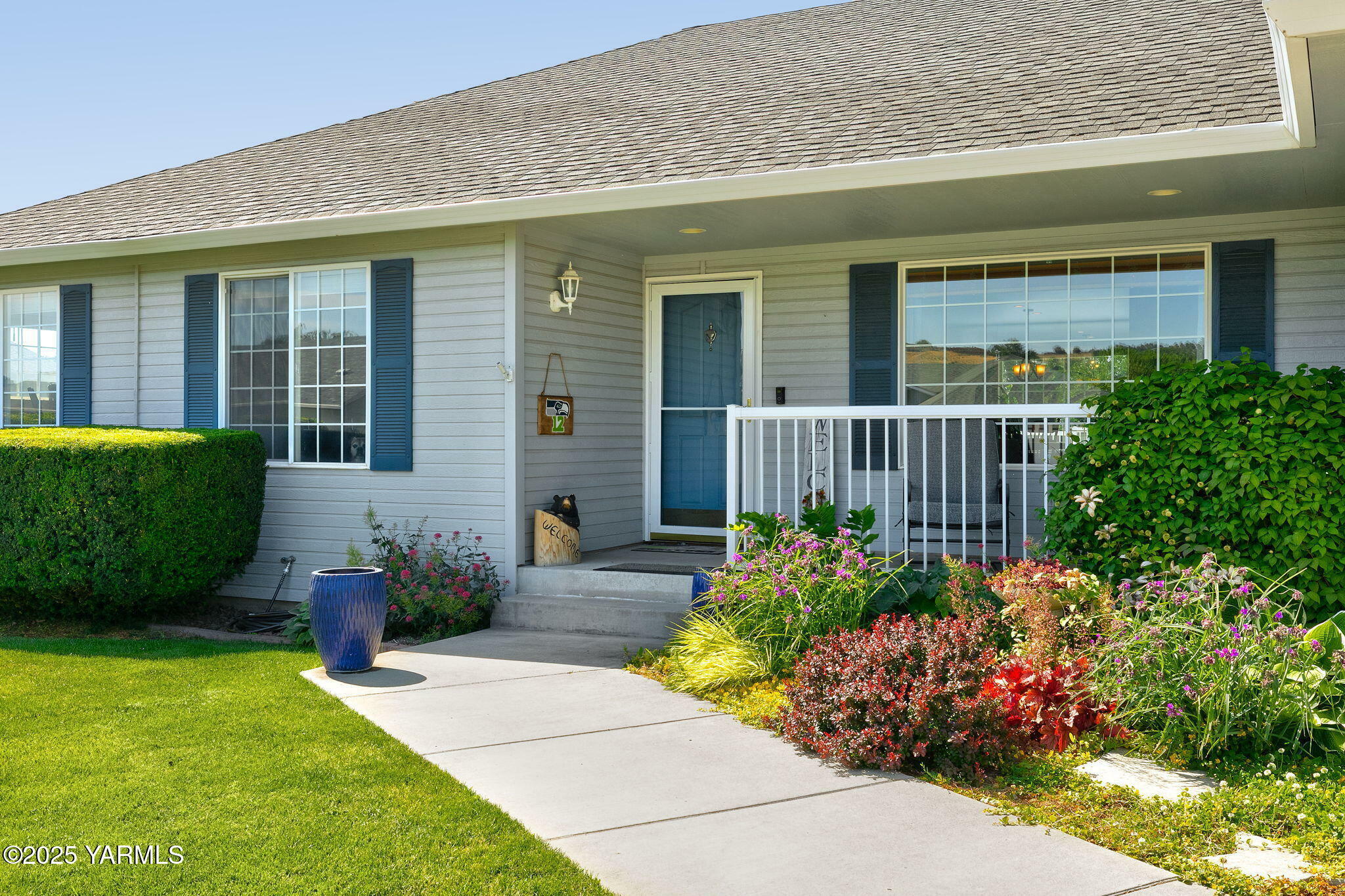 Property Photo: 218 S 86th Pl WA 98908