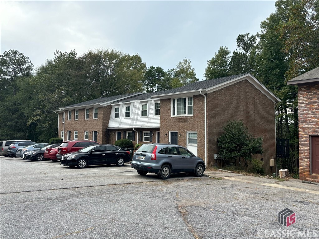 Property Photo: 180 Chalfont Lane 6 GA 30606