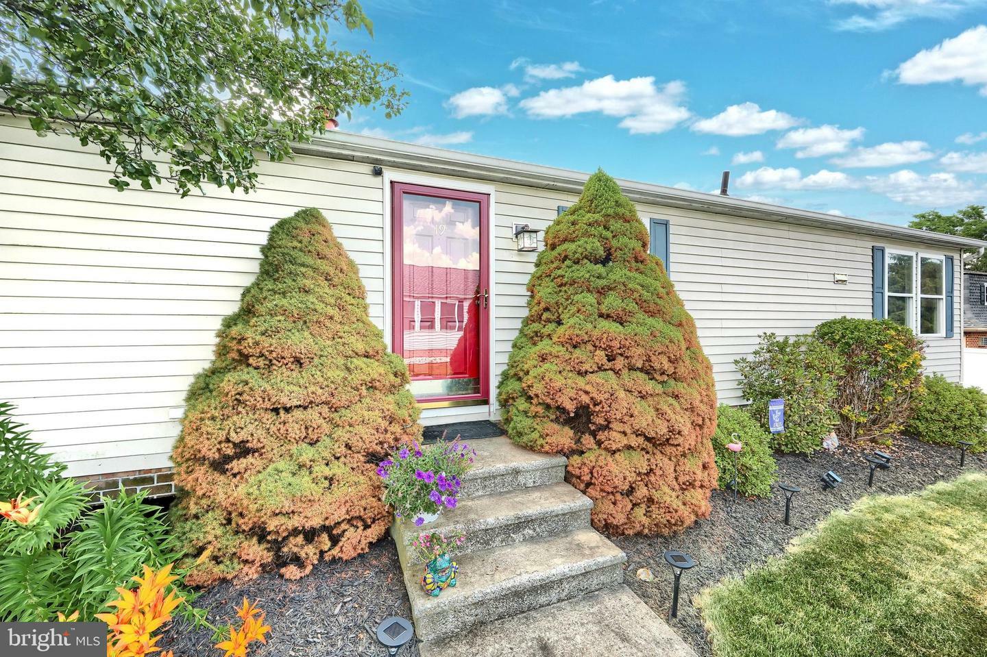 Property Photo: 19 Glenview Circle PA 17019