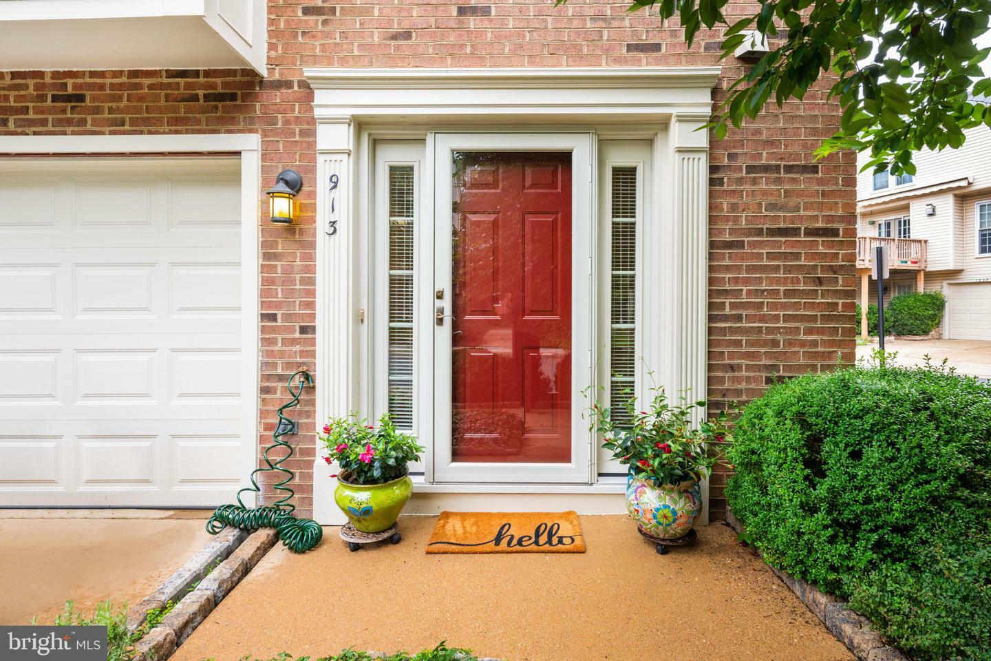 Property Photo: 913 Rolfe Place VA 22314