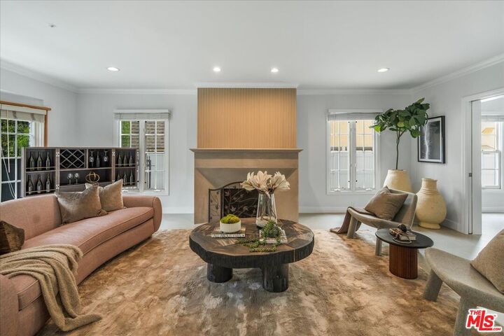 Property Photo:  725 N Doheny Dr  CA 90210 