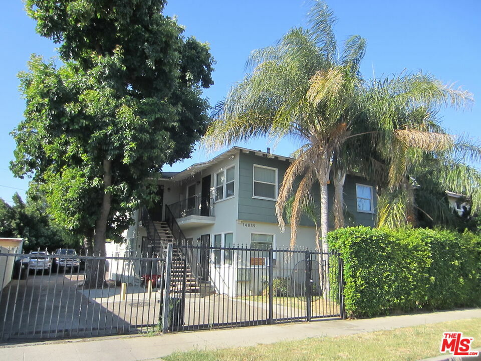 Property Photo: 14839 Blythe St CA 91402