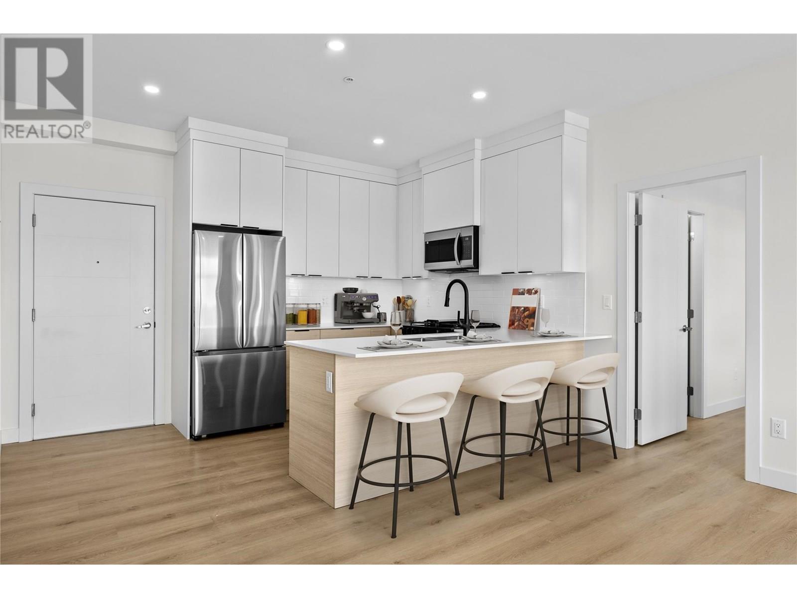 Photo de la propriété: 5300 Main Street 203 BC V1W 0C1