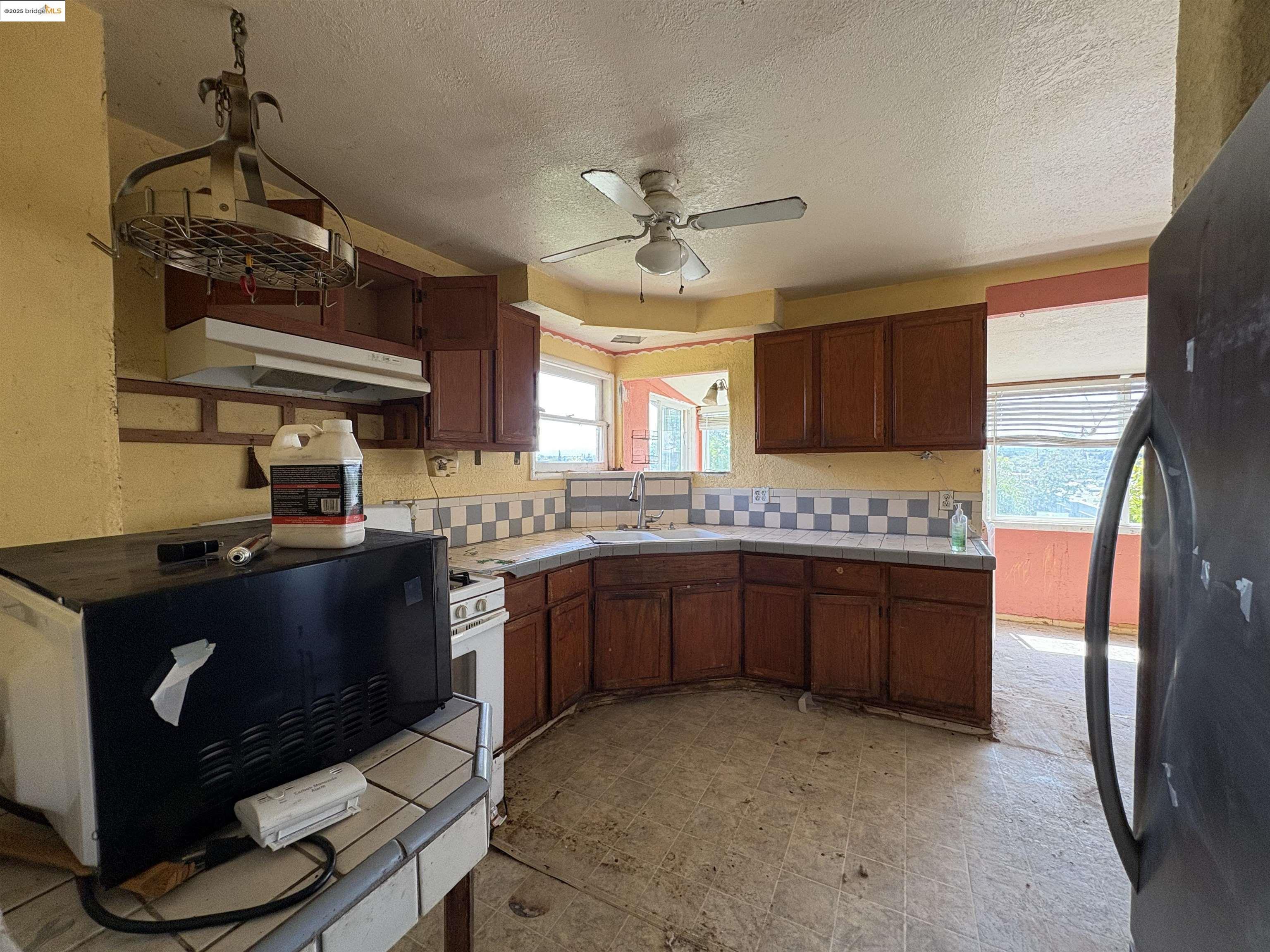 8647 Thermal St  Oakland CA 94605 photo