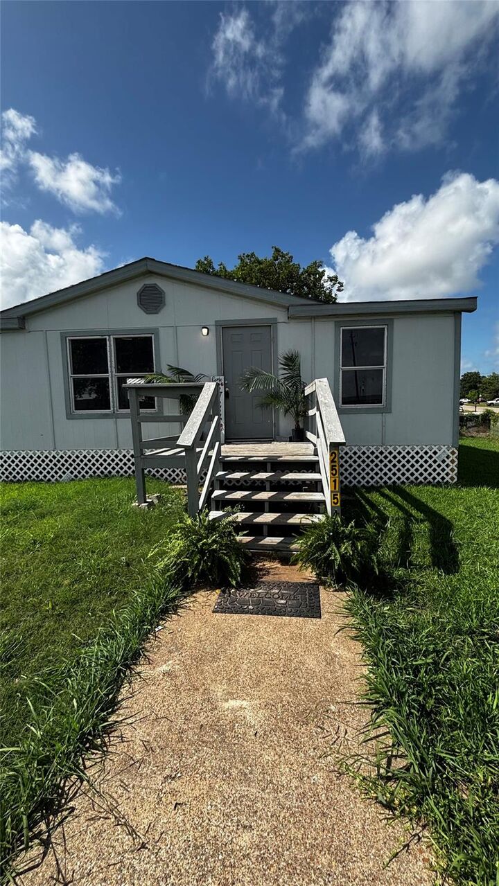 Property Photo:  2515 Oyster Creek Bend  TX 77541 