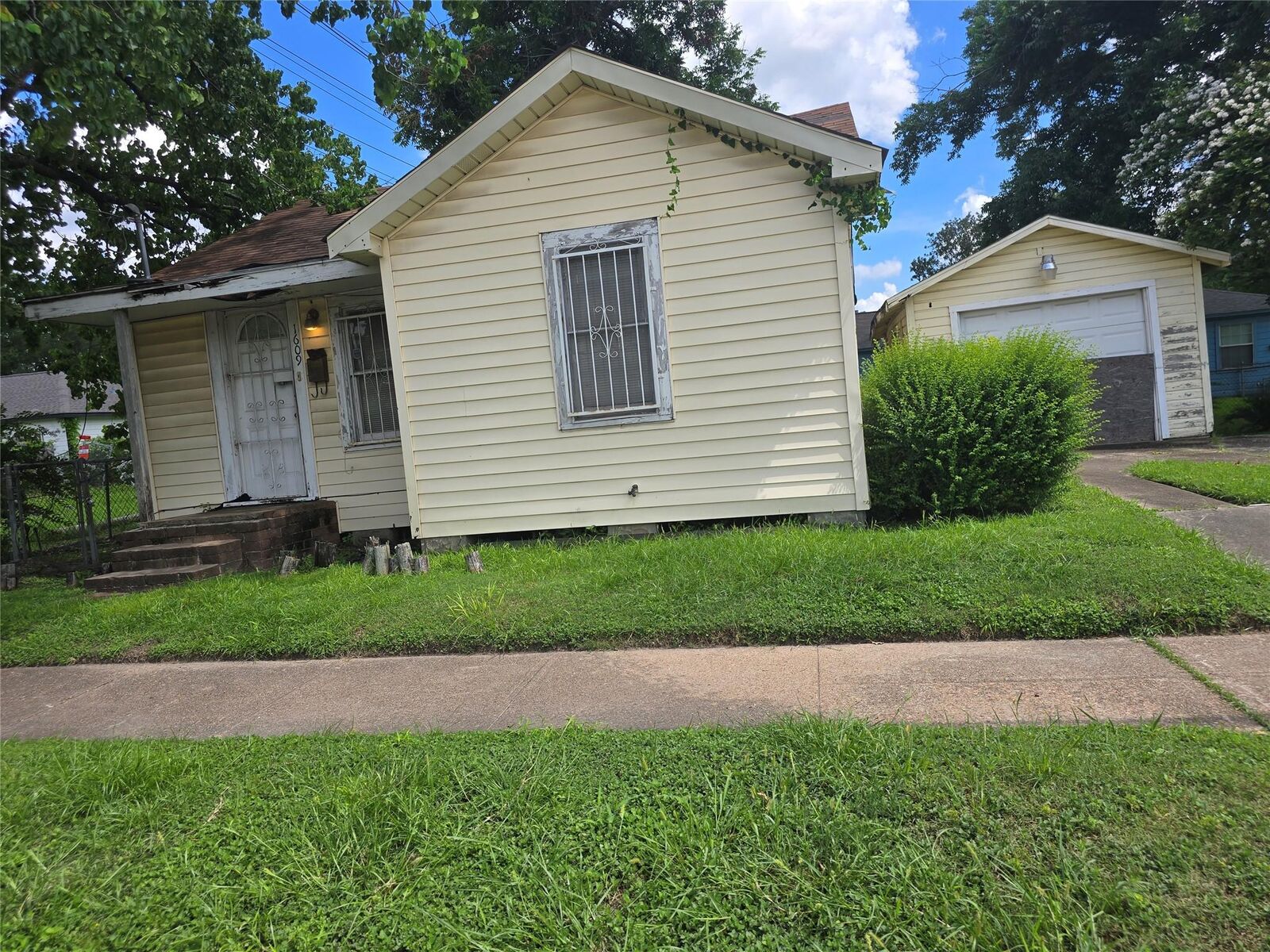 Property Photo: 1609 Cavalcade Street TX 77009