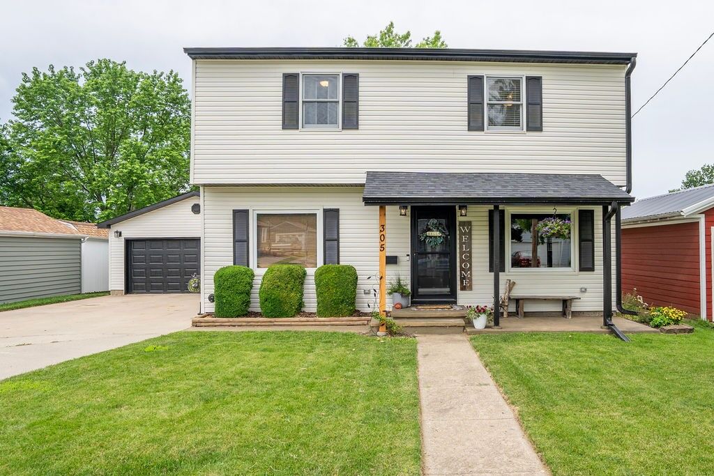 Property Photo:  305 E 20th Street S  IA 50208 