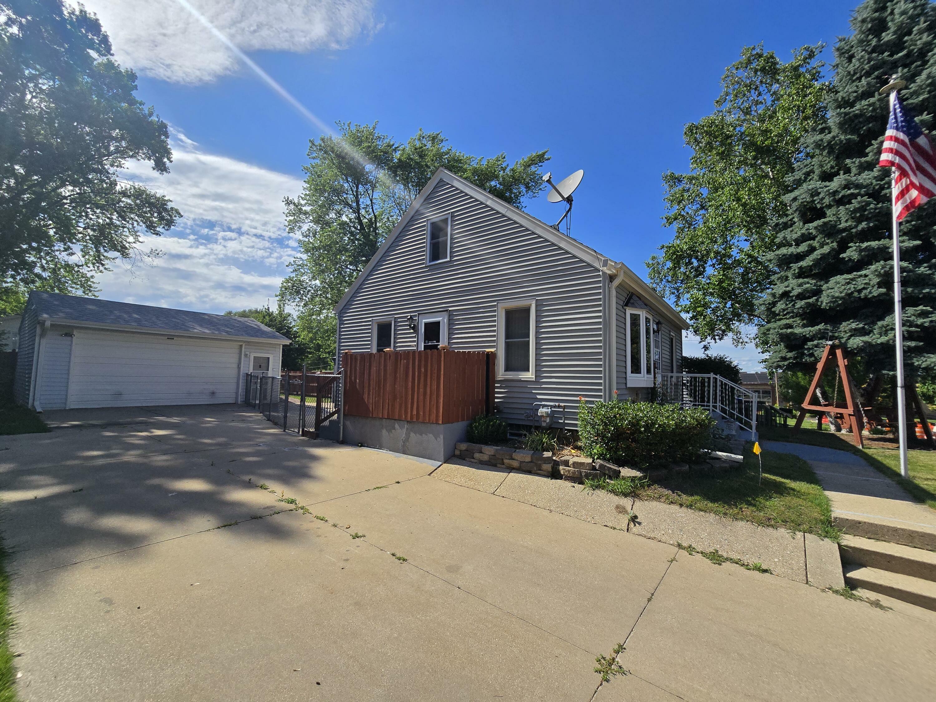 Property Photo: 940 Harding Ave WI 53186