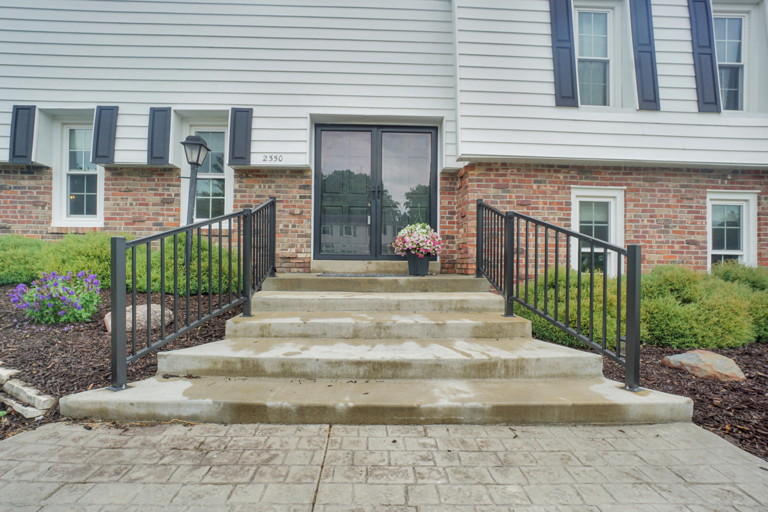 Property Photo:  2550 Coach House Dr  WI 53045 