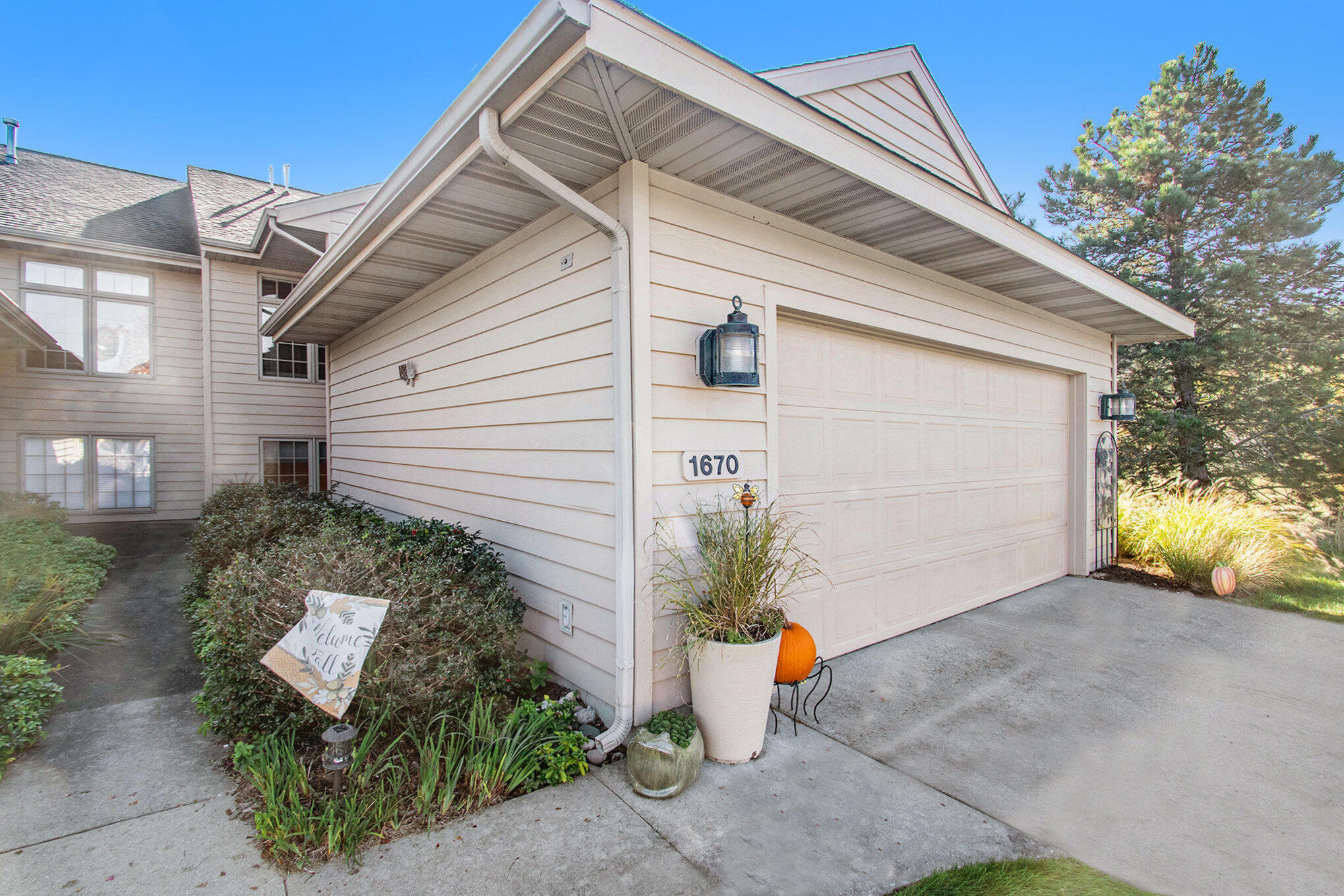 Property Photo: 1670 E Harbour Towne Circle MI 49441