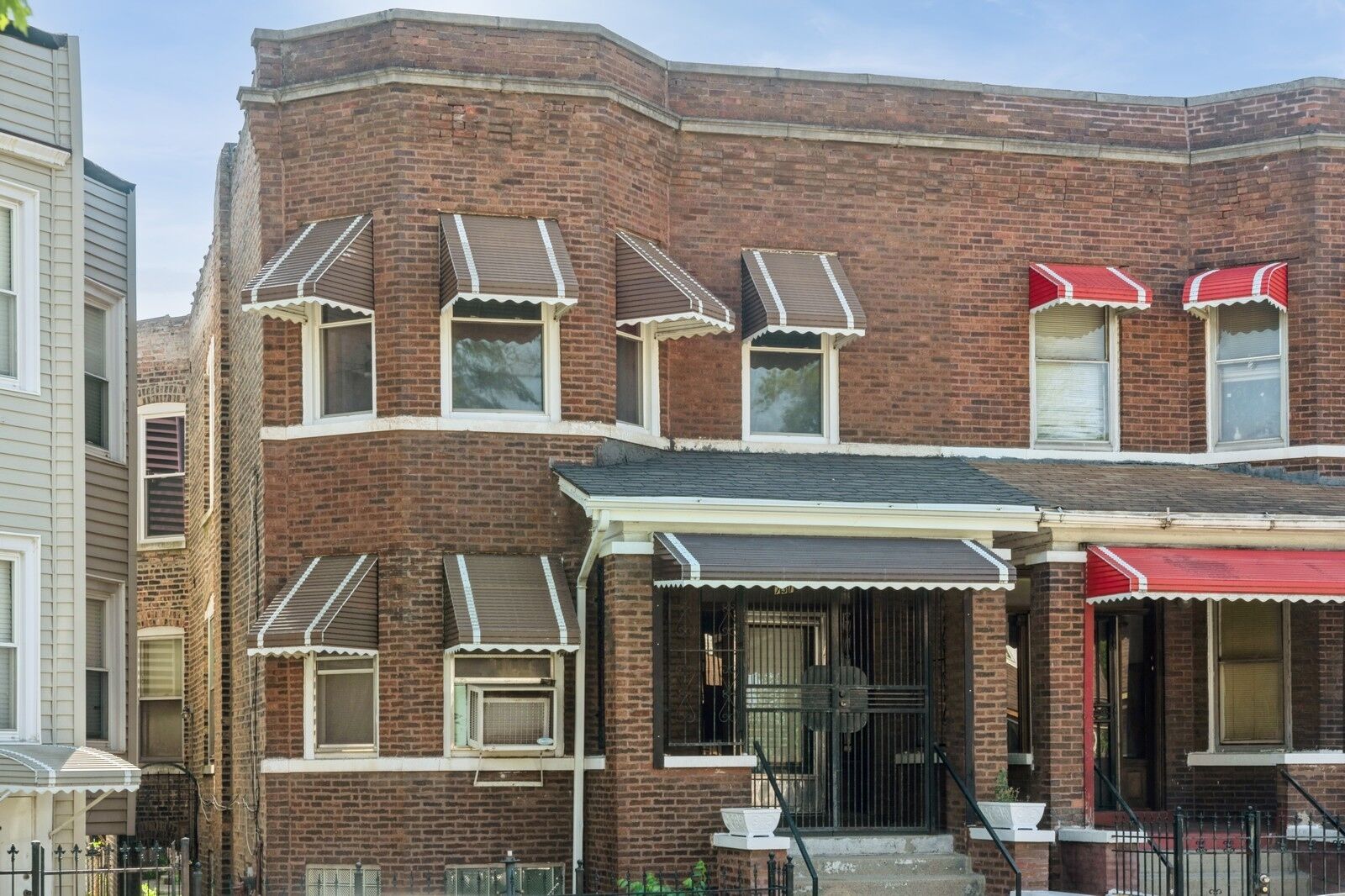 Property Photo: 731 N Leamington Avenue IL 60644