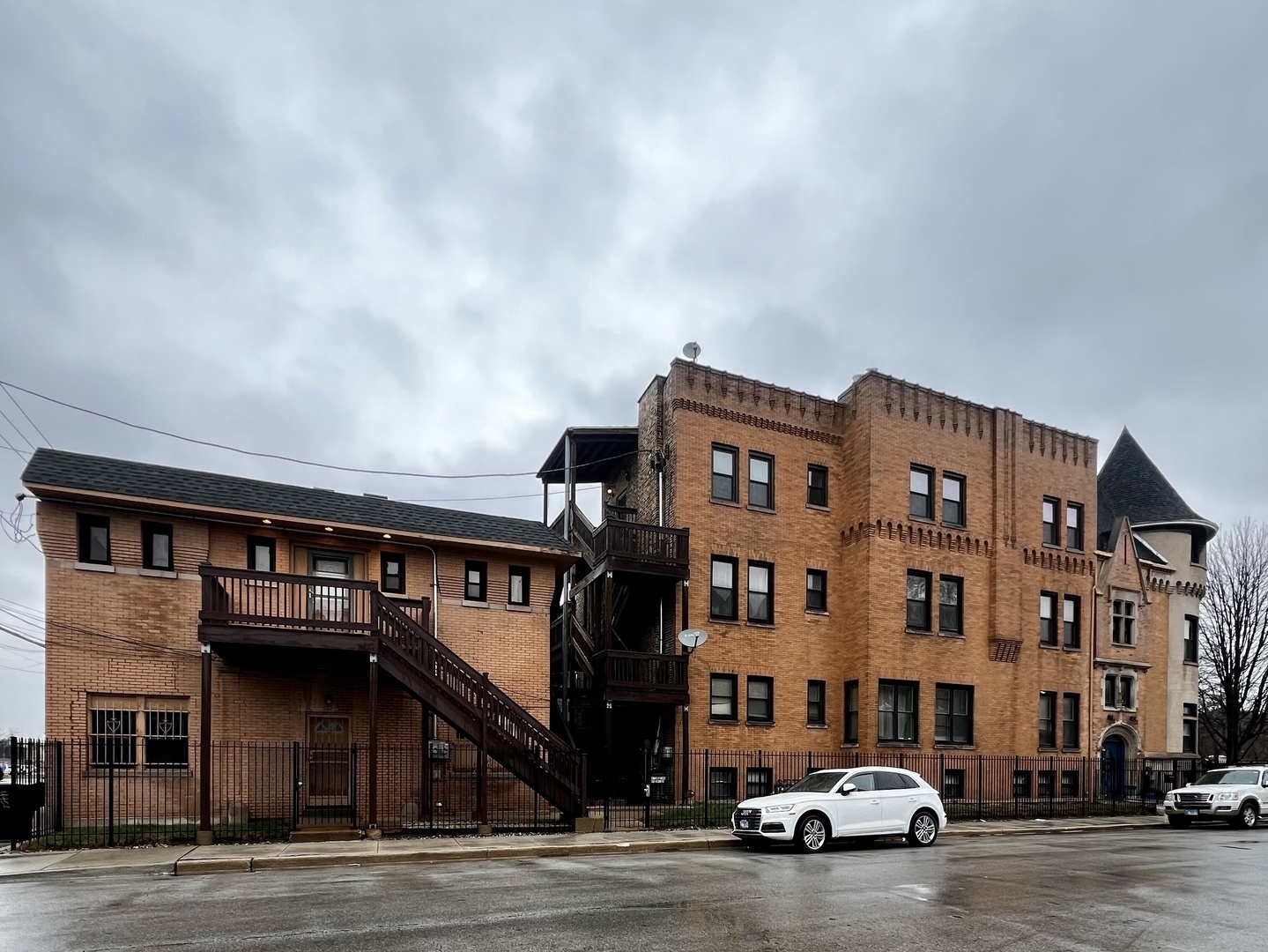 Property Photo: 4758 S King Drive 4 IL 60653