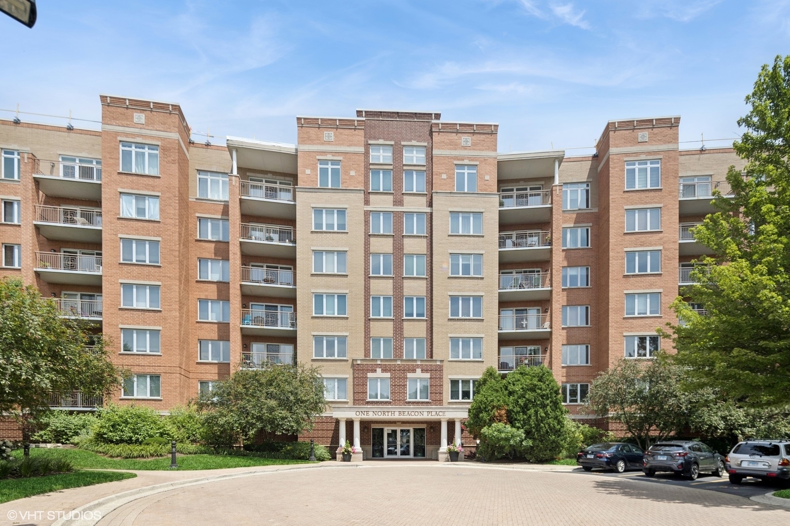 Property Photo:  1 N Beacon Place 502  IL 60525 