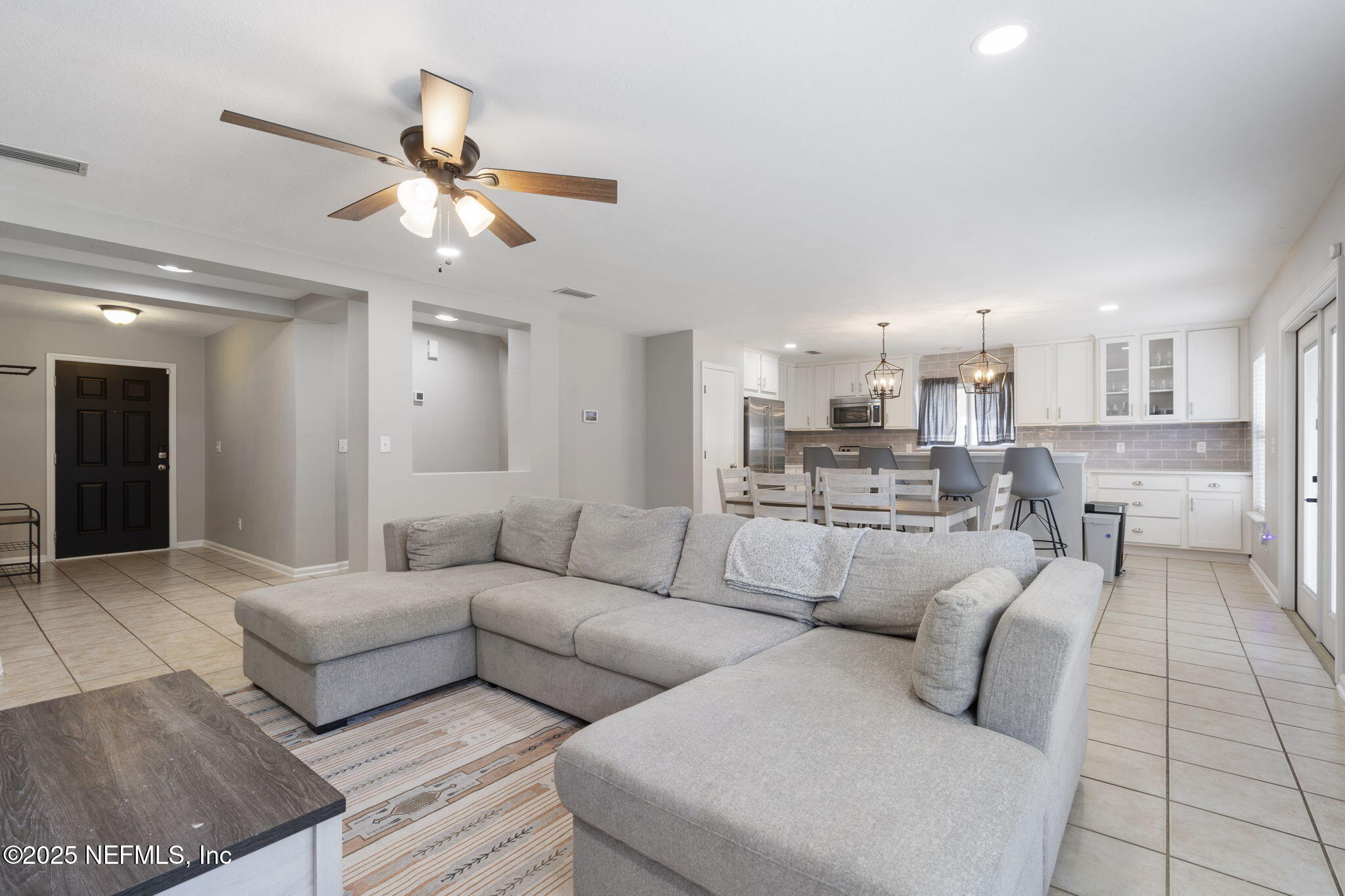 Property Photo: 7495 Hawks Cliff Drive FL 32222