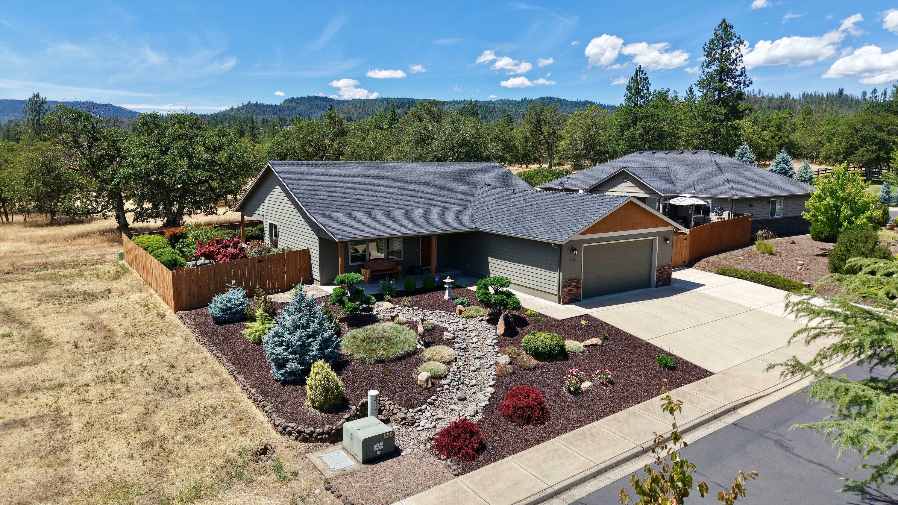 Property Photo: 202 White Oak Way OR 97539