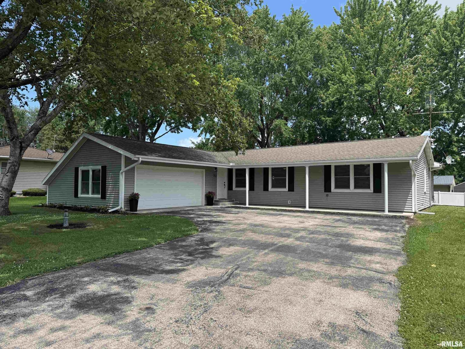 Property Photo: 713 Pleasant Drive IL 61448